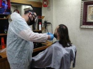 Trabzonlu Berber Aldığı Hijyen Tedbirleri İle Dikkat Çekiyor