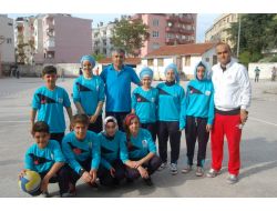 Ortaokullu Voleybolcular Baş Örtüleriyle Sahaya Çıktı