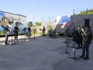 Hemşireler Günü’nde Fedakâr Hemşirelere Müzik Dinletisi Yapıldı