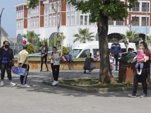 Korona Virüs Salgını Sürecinde Dışarı Çıkma Fırsatını Yakalayan Çocuklar Güneşli Havanın Tadını Çıkardılar
