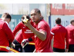 Henrique'den Vatandaşı Dani Alves'e "Muzlu" Destek