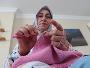 Torunu Kanserojen Oyuncak Tutmasın Diye Ördü, Şimdi Siparişlere Yetişemiyor