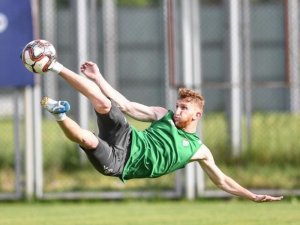 Burak Kapacak’a Kancayı Taktılar