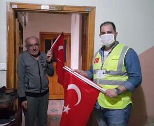 Rize’de Binlerce Türk Bayrak Dağıtıldı
