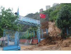 Trabzon'da Heyelan Az Kalsın Sahipsiz Köpeklerin Ölümüne Neden Olacaktı