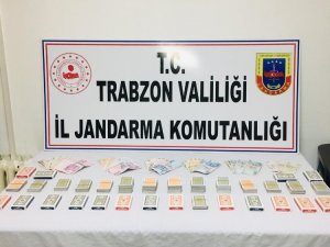 Sosyal Mesafeye Rağmen Bir Araya Gelerek Evde Kumar Oynayanlara Jandarma Baskını