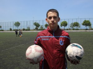 Sokağa Çıkma İzninde Hayallerinin Peşinde Koşuyor