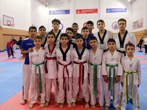 Küskü Ailesi 20 Sporcusuyla Evlerinin Bodrumunda Çalışıyor
