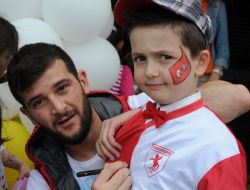 Miniklerden Futbolculara Sevgi Seli