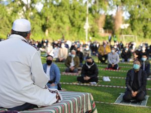 Almanya’da Bayram Namazı Sosyal Mesafeye Uygun Kılındı