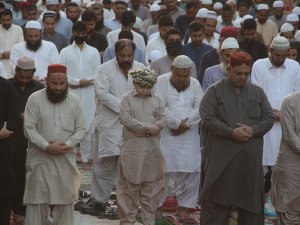 Pakistan’da Bayram Namazı Sosyal Mesafesiz Kılındı