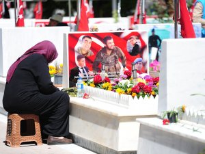 Şehit Aileleri Bayramın İlk Gününde Şehitlikleri Ziyaret Etti