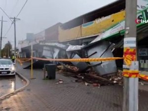 Avustralya’da Fırtına 60 Bin Evi Elektriksiz Bıraktı