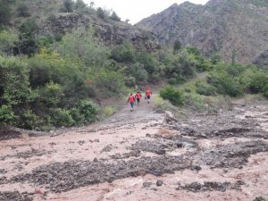 İhtiyaç Sahiplerine Yemek Götürmek İçin Paçaları Sıyırıp Dereleri Geçtiler