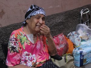 Hastaneden Çıkan 7 Çocuklu Yaşlı Kadın Sokağa Atıldı