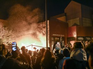 Abd’nin Louisville Kentindeki Protestolarda Ateş Açıldı: 7 Yaralı