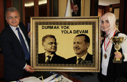 Rizeli Türkiye 1.'sinden Kasap'a Başbakan Tablosu Hediye Edildi