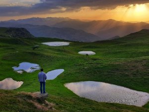 İmparatorlukların Sessiz Tanığı Dipsiz Göl’de Bahar Güzelliği