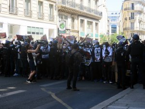 Fransa’da Kaçak Göçmenlerden Protesto