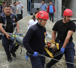 Rize'de Asansör Şirketi Çalışanı Düşerek Ağır Yaralandı