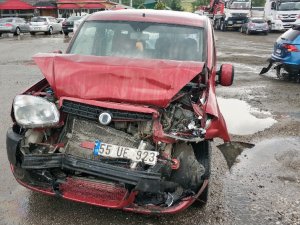Samsun’da Kamyonet Kırmızı Işıkta Otomobile Çarptı: 4 Yaralı