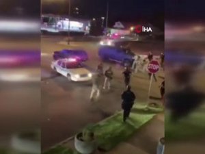 Abd’de Bir Kişi, Aracıyla Polis Ve Askerlerin Arasına Daldı