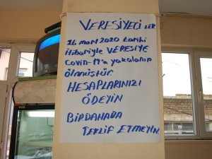 Kahveci Astı, Müşterileri Şaşkınlıkla Okudu: “Covid-19’a Yakalanıp Ölmüştür”