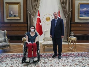 Cumhurbaşkanı Erdoğan, Milli Voleybolcu Meltem Çetin’i Kabul Etti
