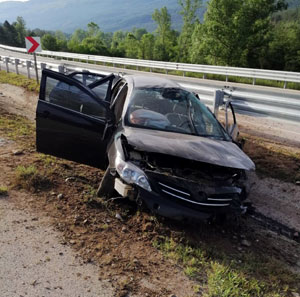 Karabük'te refüje çarpan otomobildeki 3 kişi yaralandı