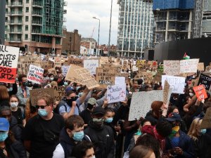 Londra’da Binlerce Kişi Abd Büyükelçiliğine Yürüdü