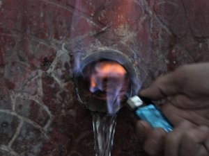 Görenler Gözlerine İnanamıyor...Bu Çeşmenin Suyu Alev Alev Yanıyor