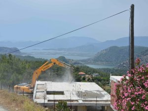 Dünyaca Ünlü Sahil Manzaralı İmara Aykırı Yapılar Yıkılıyor