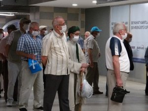 65 Yaş Üstünün Ücretsiz Ulaşım Çılgınlığı...uzun Kuyruklar Oluştu