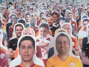 Galatasaray’da Karton Taraftarlar Stattaki Yerini Alıyor