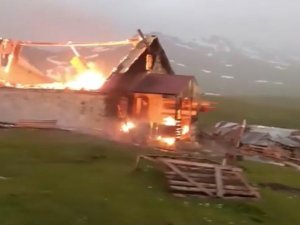 Yaylada Yıldırım Düşen Ev Yandı