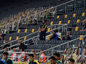 Volkan Demirel Maçı Ayakta Takip Etti