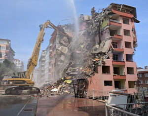 Rize'de 10 Katlı Binanın Yıkımına Devam Edildi