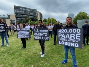 Almanya’da Davullu Zurnalı Protesto