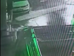 Fırtınada Çatıdan Düşen Sacın Altında Kalmaktan Saniyelerle Kurtuldu