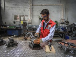 Atık Malzemelerden İş Makinesi, Tank, Uçak Ve Motor Maketleri Yaptı