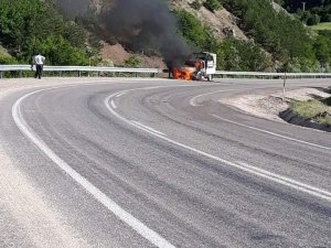 Talihsiz Sürücü Çaresizce Kamyonetinin Yanışını İzledi