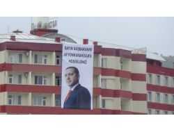 Başbakan Erdoğan İçin Asılan Pankart İlgi Çekti