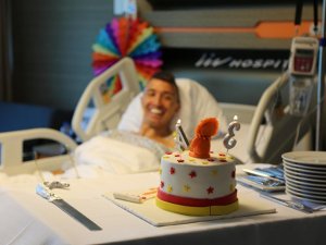Muslera’ya Hastanede Doğum Günü Kutlaması