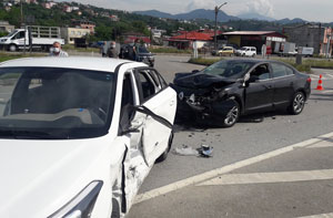 Rize Plakalı Otomobil Kaza Yaptı 4 Yaralı