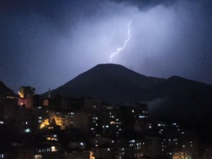 Artvin’de Gök Gürültülü Gece! Yağmur Ve Dolu Etkili Oldu