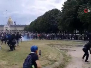 Paris’teki Protestolarda Tansiyon Yükseldi, Maskeli Grup Polisle Çatıştı