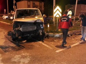 Gümüşhane’de Minibüsle Otomobil Çarpıştı: 11 Yaralı