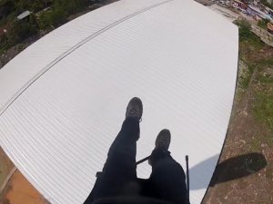 İrtifa Kaybeden Paraşütçü Bir Fabrikanın Çatısına İndi