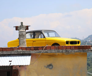 Rize'de Eşinin Hatırasını Yaşatmak İçin Sattırmadığı Otomobil Çatıya Çıkarıldı