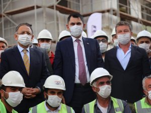 Bakan Kurum Elazığ’da, Yapımı Süren Deprem Konutlarını İnceledi